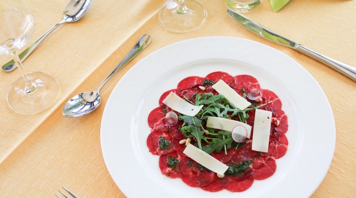 Carpaccio de boeuf du terroir, pesto au basilic, fromage d'hupperdange, crème balsamique (10)