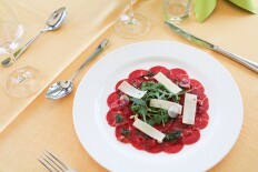 Carpaccio de boeuf du terroir, pesto au basilic, fromage d'hupperdange, crème balsamique (10)